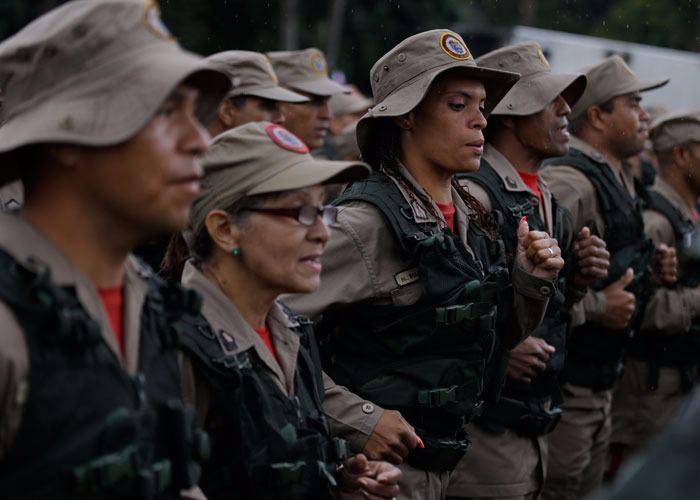 <p><strong>ABD'YE KARŞI 900 BİR ASKERLE TATBİKAT</strong></p>

<p>Ortamın bir türlü sakinleşmediği Venezuela'da 900 bin asker, sivillerinde katıldığı oldukça kapsamlı bir askeri tatbikata başladı.</p>
