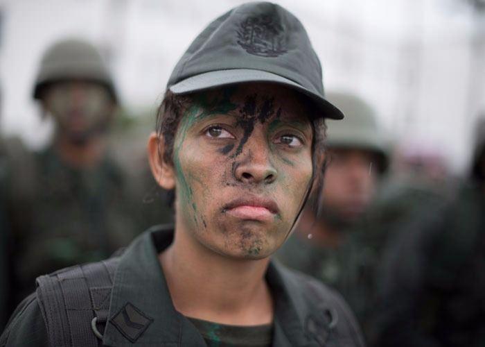 <p>ABD'nin ülkeye yaptırım kararına yanıt olarak gelen tatbikatlarda sıradışı görüntüler ortaya çıkıyor.</p>
