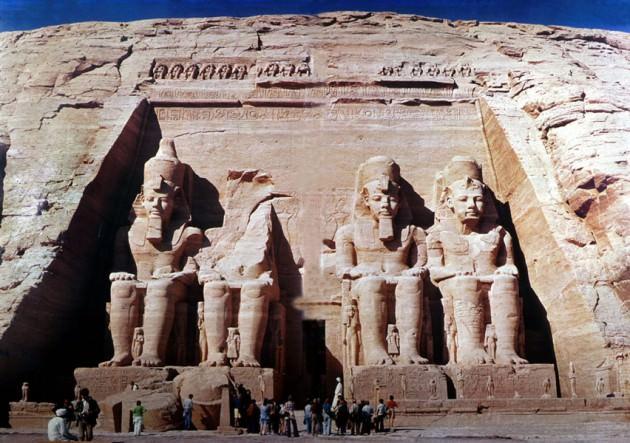 Abu Simbel - MISIR - Eski Mısır firavunlarından Ramses II (M.Ö. 1301-1235) devrine ait en önemli eser olan Abu Simbel Tapınakları; Nil Nehri kıyısında, Nübya Çölü kenarındaki Abu Simbel Dağı’nın kayaları oyularak yapılmış biri büyük, diğeri daha küçük olan yeraltı tapınaklarıdır.
