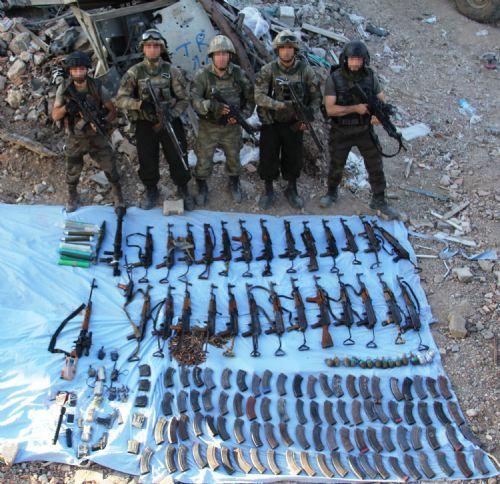 <p>Yapılan incelemelerde, PKK'lı teröristlerin bulunan silah ve mühimmatları teslim olmadan önce tekrar kullanılmak üzere bakımı yapıldıktan sonra strech filmlere sararak gömdükleri tespit edildi. (DHA) </p>

<p> </p>
