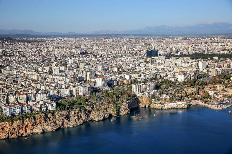 <p> Falezler üzerine kurulan Antalya kent merkezinin havadan görüntüsü</p>