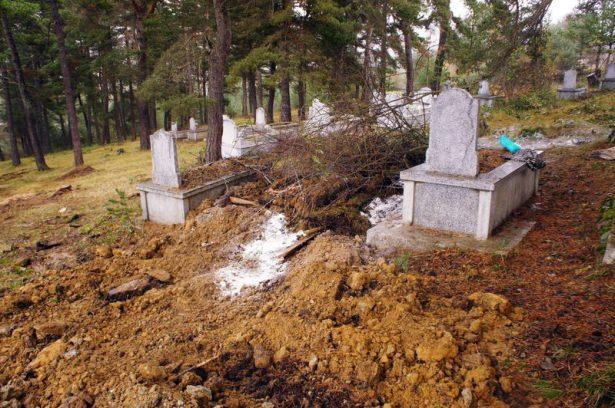 <p>Kastamonu’nun Ağlı ilçesine bağlı Yağlıca Mahallesi'nde 50 gün önce yakalandığı bir hastalık sonucu hayatını kaybeden Halil Ünivar’ın (54) mezarı, sabah saatlerinde mantar toplamaya giden vatandaşlar tarafından tahrip edilmiş bir şekilde bulundu. </p>

<p> </p>
