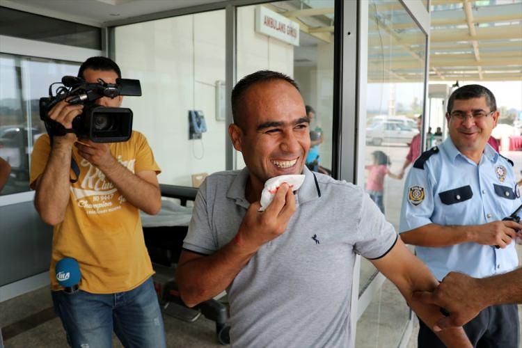 <p>Adana'da kurban kesmeye çalışan bazı vatandaşlar kendilerini yaralayınca hastanelik oldu.</p>
<p> </p>