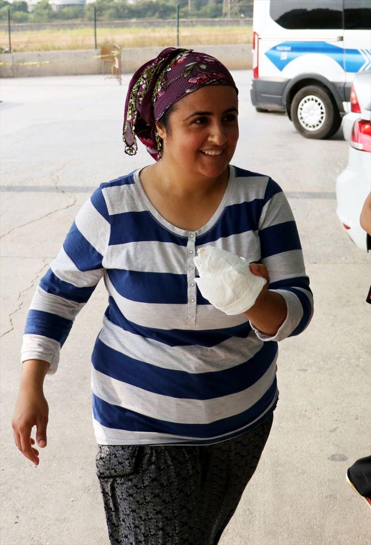 <p>Adana'da kurban kesmeye çalışan bazı vatandaşlar kendilerini yaralayınca hastanelik oldu.</p>
<p> </p>