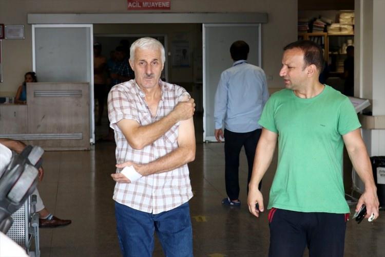 <p>Adana'da kurban kesmeye çalışan bazı vatandaşlar kendilerini yaralayınca hastanelik oldu.</p>

<p> </p>
