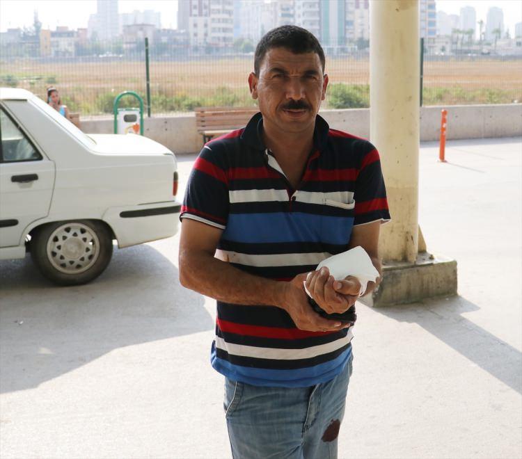 <p>Adana'da kurban kesmeye çalışan bazı vatandaşlar kendilerini yaralayınca hastanelik oldu.</p>
<p> </p>
