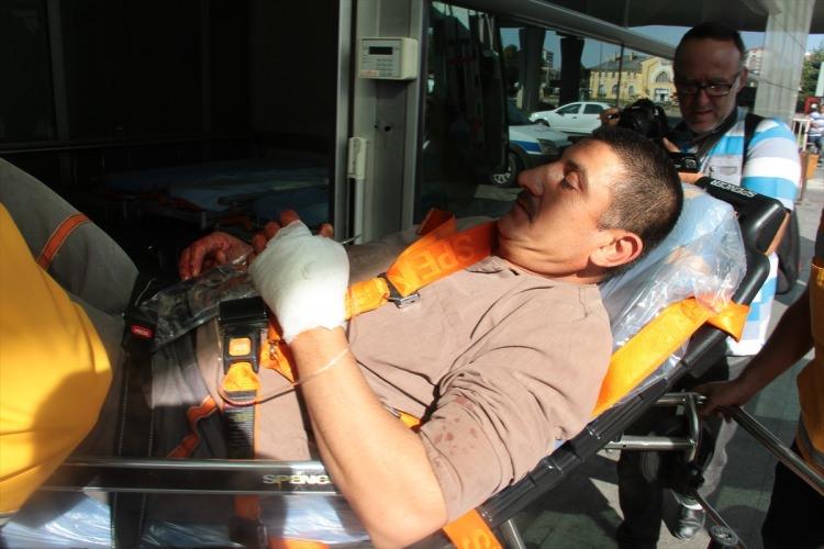 <p>Kurban Bayramında sabahın erken saatlerinden itibaren kurbanlıklarını kesen bazı vatandaşlar hayvanın altında kalarak, boynuz darbeleri yada kazara bıçakla kendini keserek çeşitli yerlerinden yaralandı. Yaralılar tedavi için Kayseri Eğitim ve Araştırma Hastanesine geldi.</p>

<p> </p>
