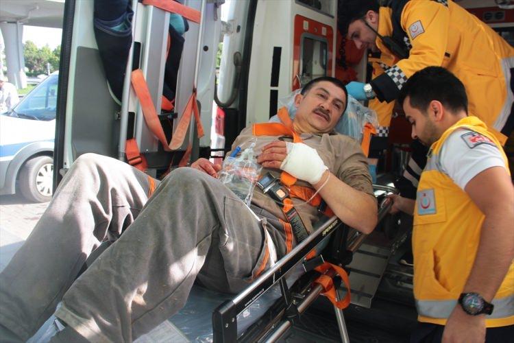 <p>Kurban Bayramında sabahın erken saatlerinden itibaren kurbanlıklarını kesen bazı vatandaşlar hayvanın altında kalarak, boynuz darbeleri yada kazara bıçakla kendini keserek çeşitli yerlerinden yaralandı. Yaralılar tedavi için Kayseri Eğitim ve Araştırma Hastanesine geldi.</p>

<p> </p>
