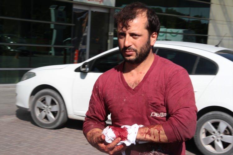 <p>Kurban Bayramında sabahın erken saatlerinden itibaren kurbanlıklarını kesen bazı vatandaşlar hayvanın altında kalarak, boynuz darbeleri yada kazara bıçakla kendini keserek çeşitli yerlerinden yaralandı. Yaralılar tedavi için Kayseri Eğitim ve Araştırma Hastanesine geldi.</p>
<p> </p>