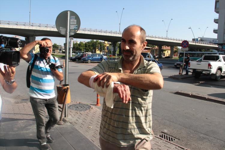 <p>Kurban Bayramında sabahın erken saatlerinden itibaren kurbanlıklarını kesen bazı vatandaşlar hayvanın altında kalarak, boynuz darbeleri yada kazara bıçakla kendini keserek çeşitli yerlerinden yaralandı. Yaralılar tedavi için Kayseri Eğitim ve Araştırma Hastanesine geldi.</p>

<p> </p>
