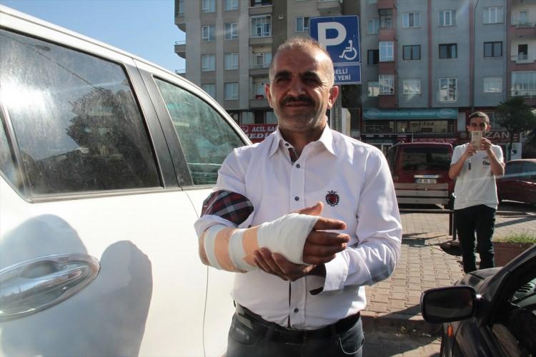 <p>Kurban Bayramında sabahın erken saatlerinden itibaren kurbanlıklarını kesen bazı vatandaşlar hayvanın altında kalarak, boynuz darbeleri yada kazara bıçakla kendini keserek çeşitli yerlerinden yaralandı. Yaralılar tedavi için Kayseri Eğitim ve Araştırma Hastanesine geldi.</p>
<p> </p>