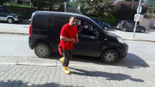 <p><strong>KIRIKKALE</strong></p>
<p>Kırıkkale'de kurban keserken yaralanan 172 kişi, hastanelere başvurdu. Yaralanmaların önemli bölümünün, bıçak, satır kesiği ile hayvan tepmesi sonucu meydana geldiği öğrenildi. Yaralıların büyük çoğunluğu ayakta tedavi edildikten sonra taburcu edildi.</p>