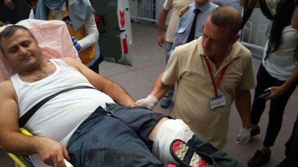 <p>Kent merkezinde kurbanını kesmeye çalışırken hayvanın altında kalan Mahmut Yılmaz'ın ise koluna 9 dikiş atıldı.</p>
<p> </p>