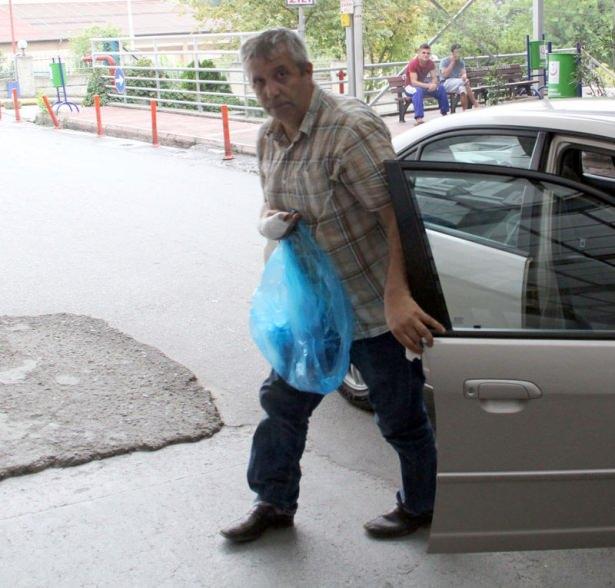 <p>Sol elini yaralayan ve tedavisi tamamlanan Ömer Torunlar, koyunun dersini yüzerken bir anlık dalgınlıkla elini kestiğini belirtti.</p>
<p> </p>