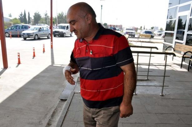 <p>Hüseyin Kama, kurbanlık büyükbaş hayvanı yatırmak isterken tekme attığını dile getirerek, kaburga kemiğinin kırıldığını kaydetti.</p>
