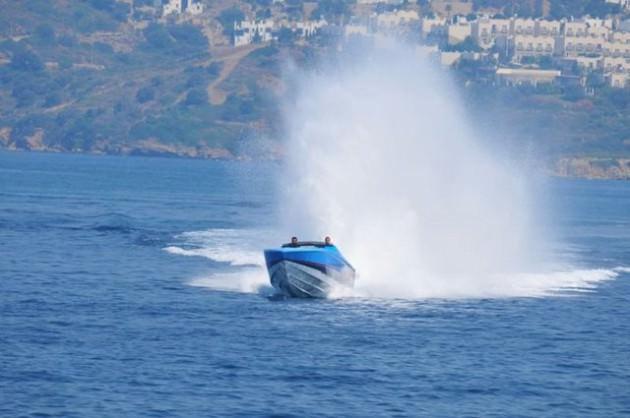 Yarışmanın finalinin ardından teknesini Survivor Production 'ın kullanması için Panama 'da bırakan ünlü yapımcı kendisine yeni bir sürat teknesi aldı.