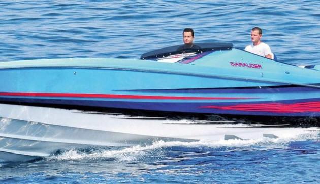Otomobillere ve motosikletlere olan tutkusuyla bilinen Acun Ilıcalı 'nın 1.3 milyon dolar değerindeki (2,5 milyon TL) Cigarette (Marauder) marka yeni teknesinin Türkiye 'de bir eşi daha yok.