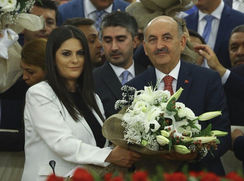 <p>Çalışma ve Sosyal Güvenlik Bakanlığı'nda devir teslim töreni düzenlendi. Jülide Sarıeroğlu, görevi Mehmet Müezzinoğlu'ndan devraldı.</p>

<p> </p>
