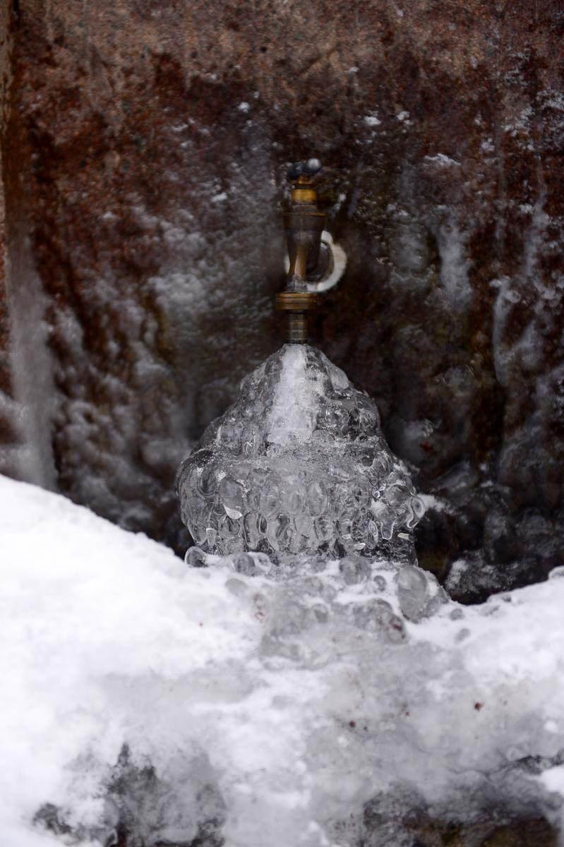 <p>Doğu Karadeniz'e gelen turistlerin en fazla ziyaret ettiği ikinci turistik mekan olan tarihi Sümela Manastırı ve ören yeri, kar yağışıyla beyaza büründü.  </p>
