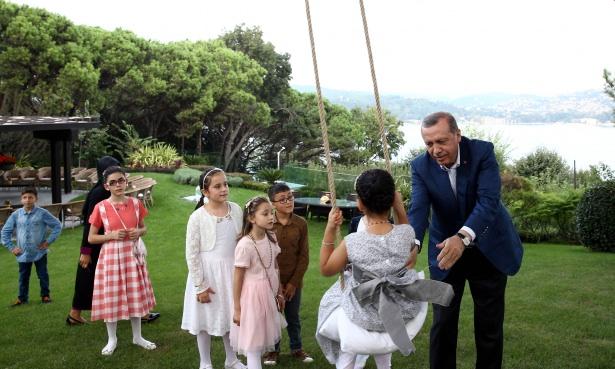 <p><span style="color:#D3D3D3">Bahçede koşuşturan çocukların bazıları top oynarken, bazıları da çam ağaçlarında kendileri için kurulmuş olan iki salıncakta sallandı.</span><br />
<br />
<a href="http://video.haber7.com/video-galeri/59939-erdogan-cocuklarla-bayramlasti"><span style="color:rgb(255, 255, 0)">HABERİN VİDEOSUNU İZLEMEK İÇİN TIKLAYINIZ...</span></a></p>