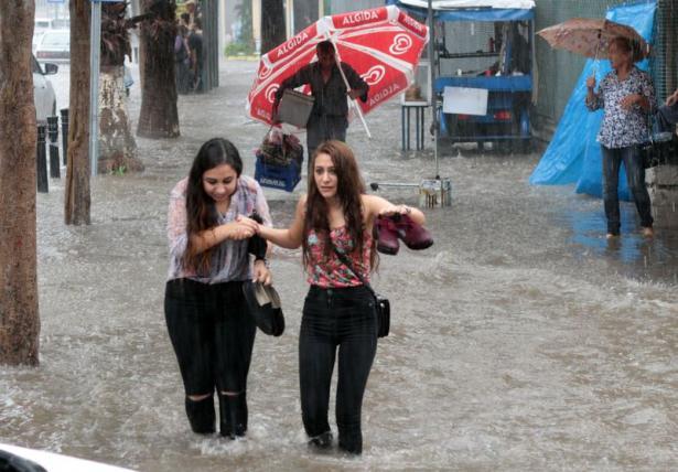 <p>Adana Meteoroloji Bölge Müdürlüğü yetkilileri, Yüreğir merkezde metrekareye 90 kilogram, yağış düştüğünü bildirdi.</p>