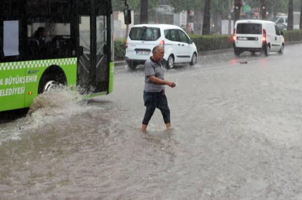 <p>Yetkililer, sıcaklığın 30 derecen 18 dereceye düştüğünü, sağanak yağışın akşam saatlerine kadar etkisini sürdüreceğini belirtti.</p>
<p> </p>