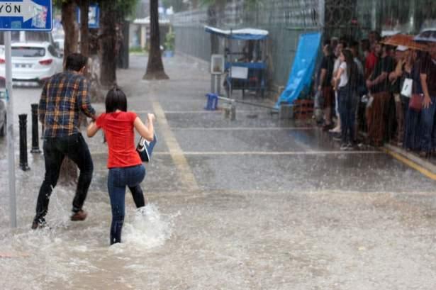 <p>Adana Büyükşehir Belediye ekiplerinin, kapanan yolları ve tıkanan kanalizasyonları açmaya çalıştığı gözlendi.</p>