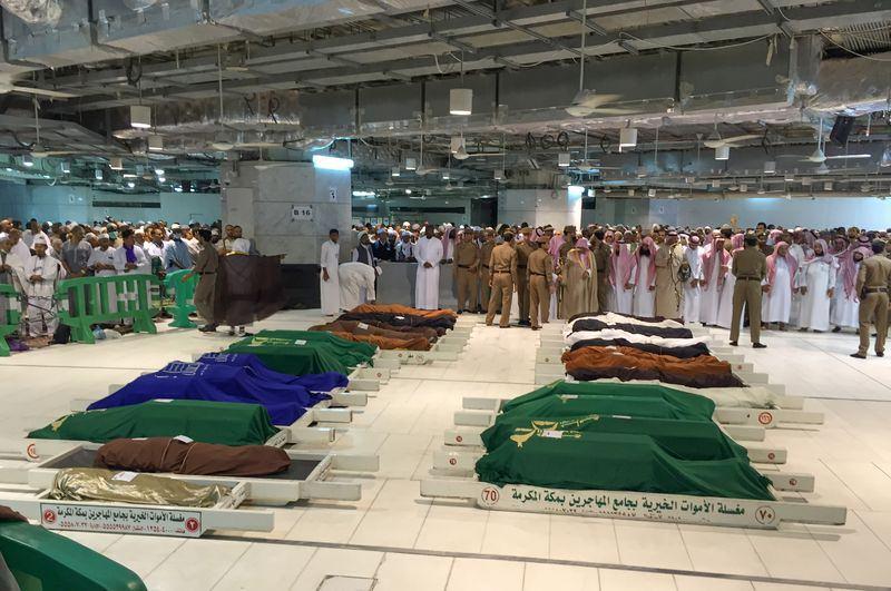 <p>Mescid-i Haram'da meydana gelen vinç kazasında hayatını kaybedenlerden bazıları, Kabe’de kılınan cenaze namazının ardından toprağa verildi. </p>
