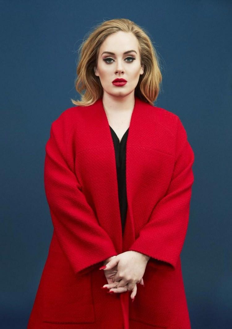 <p>2016 Billboard Müzik Ödülleri'nde en iyi sanatçı ödülünü kazanan Adele, kısa süre önce Sony Music'le yaptığı 90 milyon sterlin (yaklaşık 400 milyon lira) değerindeki anlaşmayla gündemdeydi.</p>
