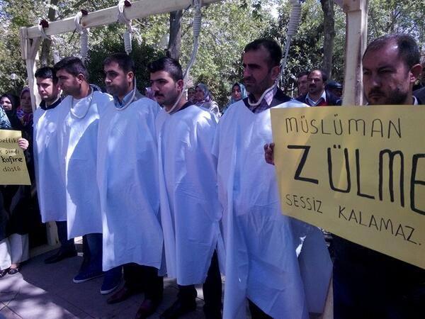 <p>AK Parti Adıyaman Gençlik Kolları üyeleri, Mısır'da 529 İhvan-ı Müslimin (Müslüman Kardeşler) taraftarının idam kararını protesto ettiler. İdam kararı verilen Müslüman Kardeşler üyesi 529 kişiye destek vermek için AK Parti Adıyaman Gençlik Kolları tarafından düzenlenen eylem kapsamında, Adıyaman'da geniş katılım ile protesto gösterisi düzenlendi.</p>