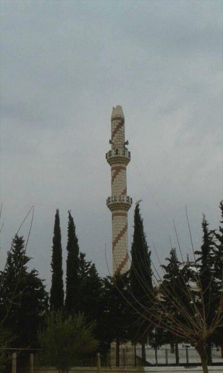<p>Adıyaman'ın Samsat ilçesinde 5,5 büyüklüğünde deprem oldu. Depremin ardından bazı camilerin minareleri zarar gördü.</p>