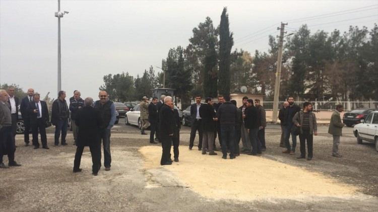 <p>Adıyaman'ın Samsat ilçesinde 5,5 büyüklüğünde deprem oldu. Vatandaşlar deprem sonrası sokağa çıktı.</p>
<p> </p>