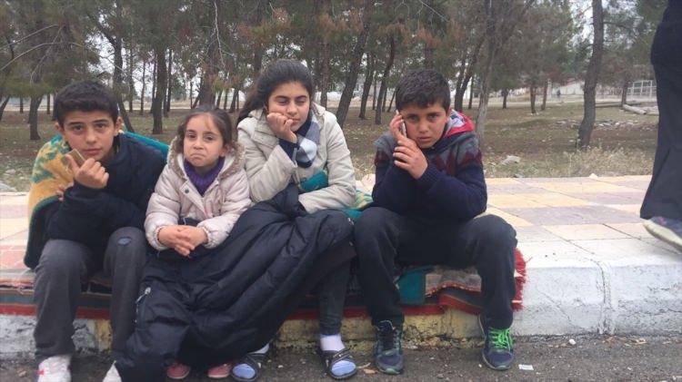 <p>Adıyaman'ın Samsat ilçesinde 5,5 büyüklüğünde deprem oldu. Deprem sonrası çocuklar sokağa çıktı.</p>
<p> </p>