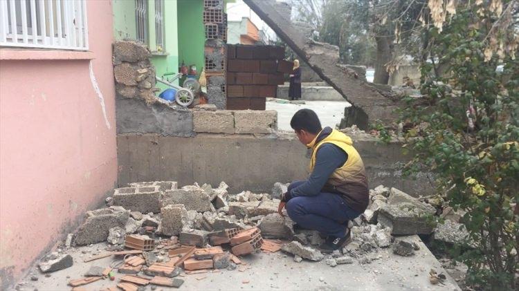 <p>Adıyaman'ın Samsat ilçesinde 5,5 büyüklüğünde deprem oldu. Deprem sonrası bazı evlerde hasar oluştu.</p>

<p> </p>
