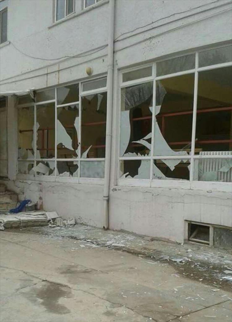 <p>Adıyaman'ın Samsat ilçesinde 5,5 büyüklüğünde deprem oldu. Depremin ardından bazı iş yerlerin camları kırıldı.</p>

<p> </p>
