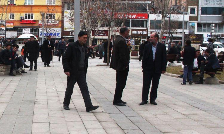 <p>Adıyaman’ın Samsat İlçe merkezli 5.5 büyüklüğündeki deprem çevre illerden de hissedildi. Gaziantep ve Elazığ’da depremi hisseden vatandaşlar panikle sokaklara çıktı.<br />
Bir an önce aileleri ile haberleşen vatandaşlar, sallantının uzun sürdüğünü ve çok korktuklarını belirtti. Yaşanan deprem sonrası meydana gelen artçı sarsıntılarda Gaziantep’te hissedildi.<br />
Vatandaşlar evlerine girmekte tereddüt ederken, sokaklardaki bekleyişleri sürüyor.<br />
Elazığ kent merkezinde de deprem yaklaşık 10 saniye hissedildi. 15 Temmuz Demokrasi meydanında depremi hisseden vatandaşlar, "Oturuyorduk, baktık sallanıyor ayağa kalktık, bekledik" dedi.</p>