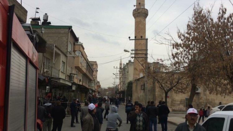 <p>Adıyaman'ın Samsat ilçesinde 5,5 büyüklüğünde deprem oldu. Depremin ardından vatandaşlar, sokaklara çıktı. Deprem nedeniyle Adıyaman merkezdeki Musalla Caddesi'nde bulunan Musalla Camisi'nin minaresinde hasar meydana geldi.</p>
<p> </p>
