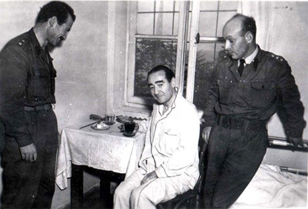 <p>Siyasi iradenin temsilcisi, ülkenin Başbakanı Adnan Menderes; darbeci askerler tarafından küçük düşürülmüş, işkence görmüş ve idam edilmişti.</p>

<p> </p>
