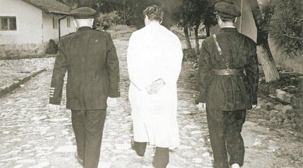 <p>Bugün, Türkiye'nin tarihine kara bir leke olarak yazılan günün yıldönümü: Başbakan Adnan Menderes'in idam edildiği gün.</p>

<p> </p>
