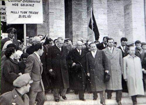 <p>27 Mayıs 1960 sabaha karşı saat 4'te radyoda Kurmay Albay Alparslan Türkeş TSK olarak yönetime el koyduklarını belirtti ve askeri darbenin sebeplerini bir radyo bildirisi ile halka duyurdu.</p>
