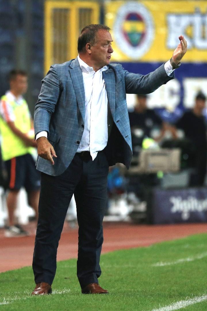 <p>Fenerbahçe Teknik Direktörü Dick Advocaat, Grasshoppers ve Başakşehir maçlarını analiz ettikten sonra yönetim kuruluna takımla ilgili tespitlerini aktardı.</p>
