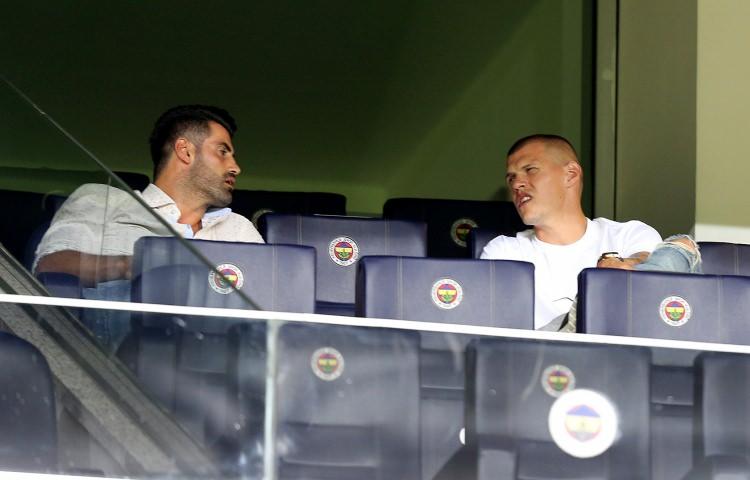 <p>5- Kalecilerle savunma arasında iletişim yok. Kalecilerden ses çıkmıyor.</p>