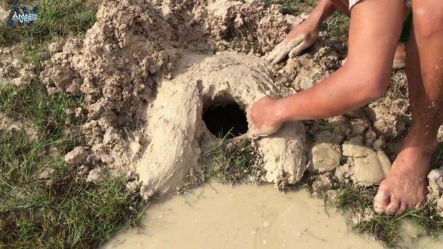 <p>Suyun çukura akması için deliğin önünü kazıyor...</p>