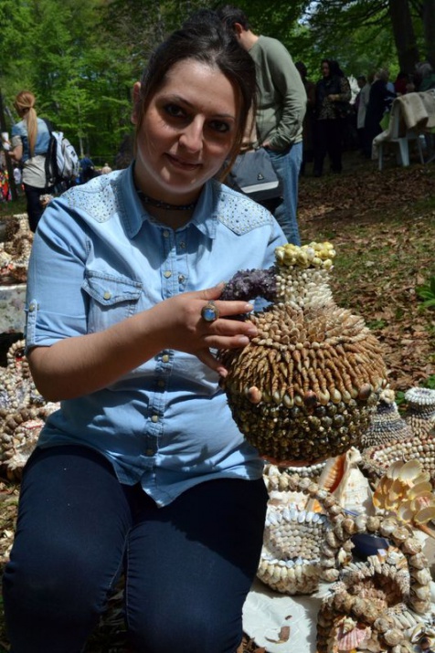 Oluşturduğu eserlerin vatandaşlar tarafından büyük ilgi gördüğünü ifade eden Doğan, “Bazı eserlerin yapılması yaklaşık olarak üç günümü alıyor. Ancak üç günün sonunda ortaya çıkan eser ve insanların gösterdiği ilgi tüm işin zorluğunu unutturuyor” diye konuştu. Doğan, deniz kabuklarından yaptığı ürünlerin 2 ile 180 lira fiyat aralığında satışa sunduğunu sözlerine ekledi.