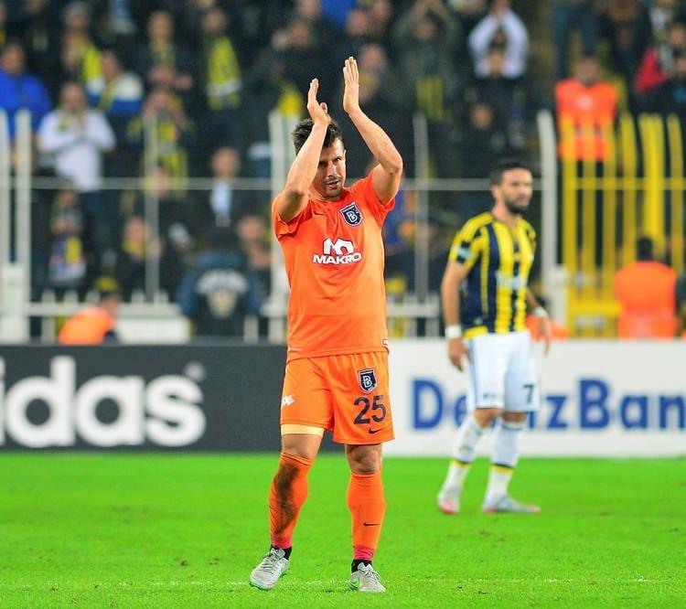 <p>Emre Belözoğlu hamlesi belki gerçekleşmedi ancak tecrübeli orta sahanın Fenerbahçe'nin gelecek planları arasında önemli bir rol oynayacağı ortaya çıktı.</p>

