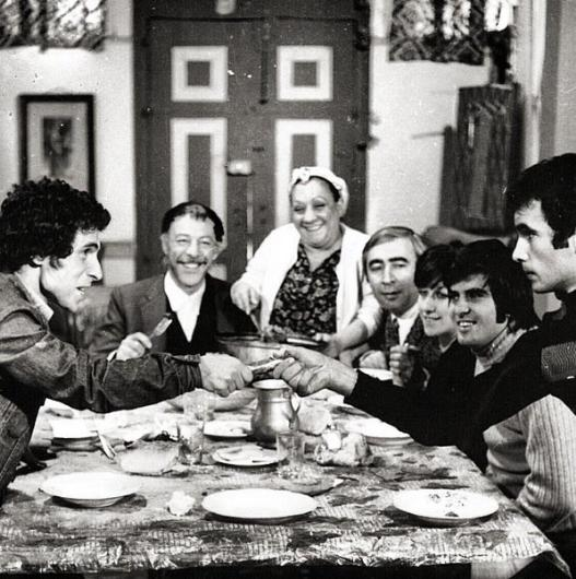 <p>Biz bile karıştırır olduk!..Bu film hangisi? Yemeği çekiştirenler kim? Kim hangi film de kimin çocuğu? Hepsi gitti!</p>
<p> </p>