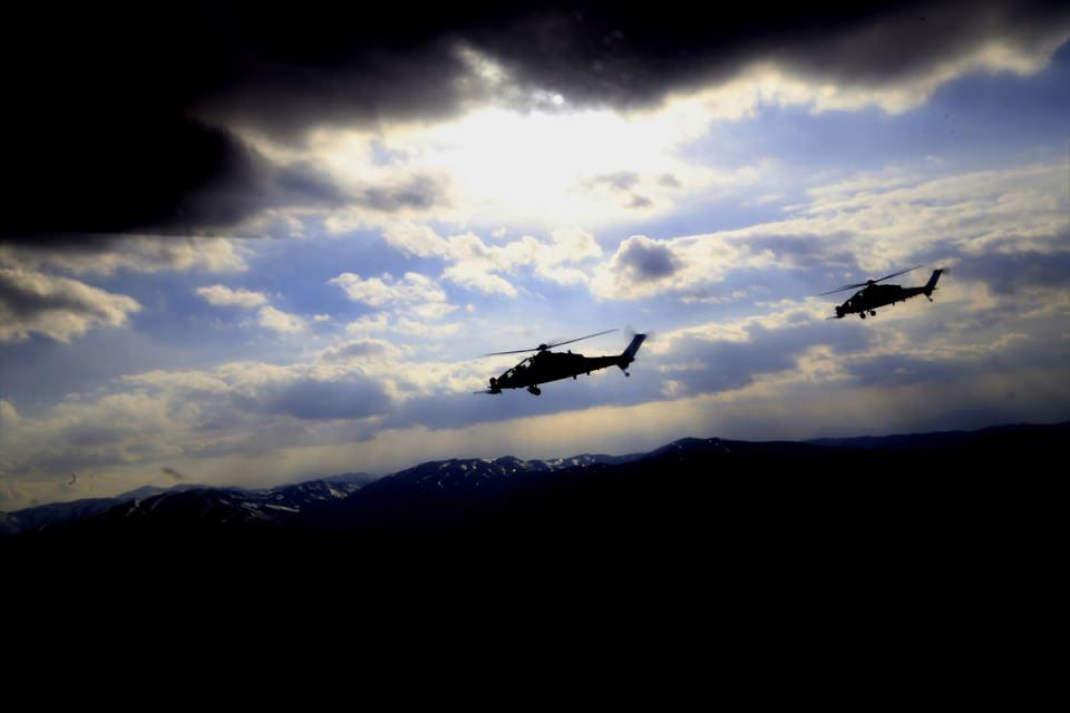 <p>Pilotların uçuşa hazırlanmaları, helikopterdeki son kontrolleri de askeri disiplin içerisinde gerçekleştiriliyor.</p>
<p> </p>