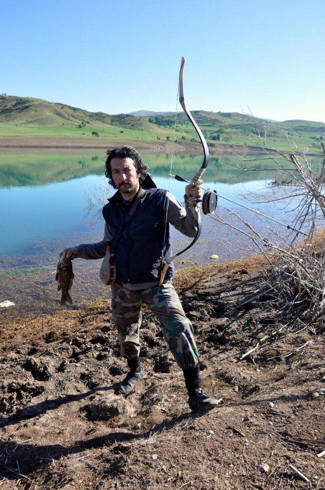<p>Sivas Göktürk Okçuluk Derneği Başkanı Beysun, geleneksel Türk yayı kullanarak, yöredeki göl ve nehirlerde okla balık avlıyor. </p>