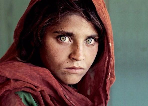 <p>AFP'nin haberine göre henüz küçük bir kız çocuğuyken National Geographic fotoğrafçısının fotoğrafını çektiği dünyanın 'Afgan kızı' olarak tanıdığı Sharbat Gula, kimlik belgesinde sahtecilik suçlamasıyla Pakistan'da tutuklandı.</p>
