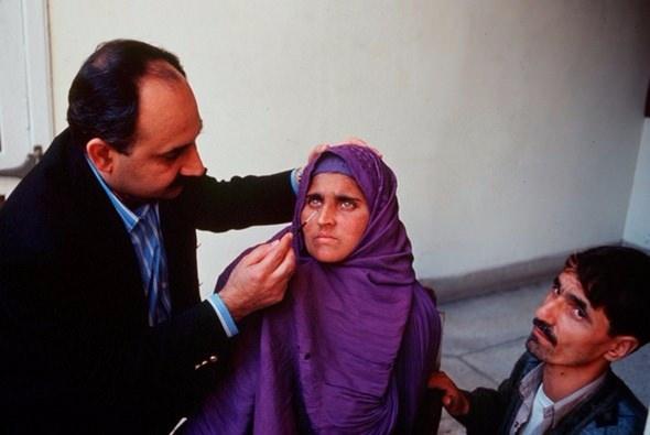 <p>1985'te fotoğrafçı Steve McCurry tarafından çekilen ve aynı yıl National Geographic'in Haziran sayısına kapak olan 'Afgan kızı' Şarbat Gula tüm dünyada tanınan bir fotoğraf olmuştu.</p>
